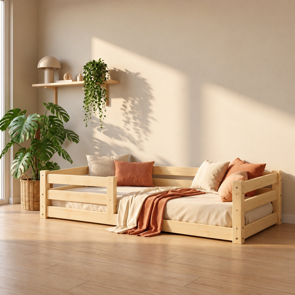 Lit enfant OTIS avec matelas et literie crème dans une chambre chaleureuse