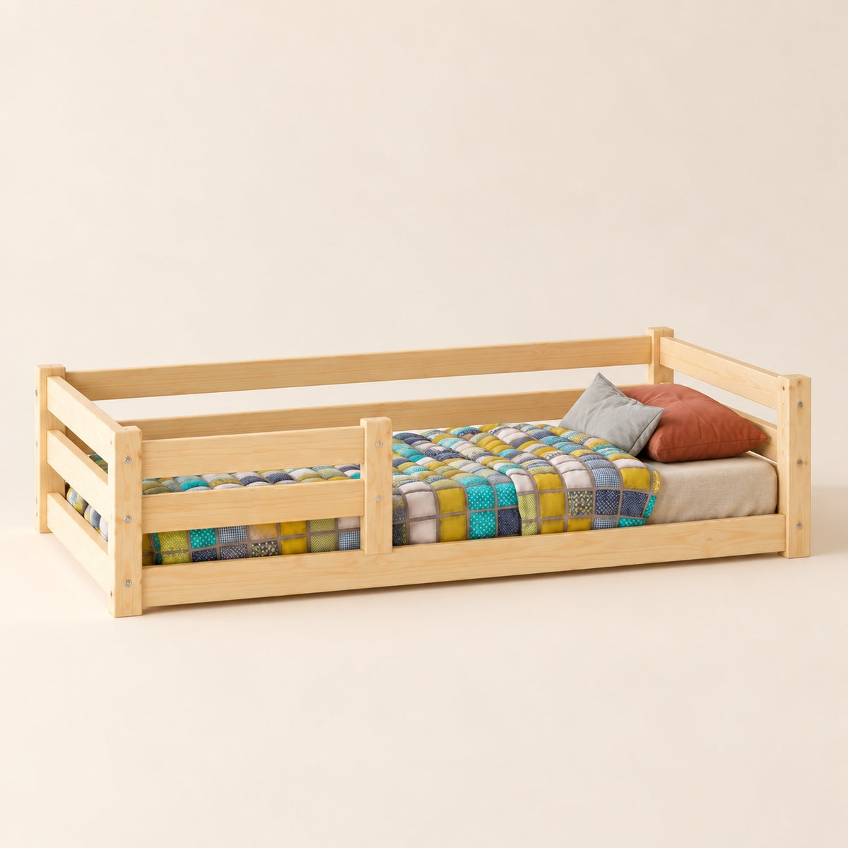 Lit enfant OTIS vu de trois quarts avec matelas et couette à carreaux