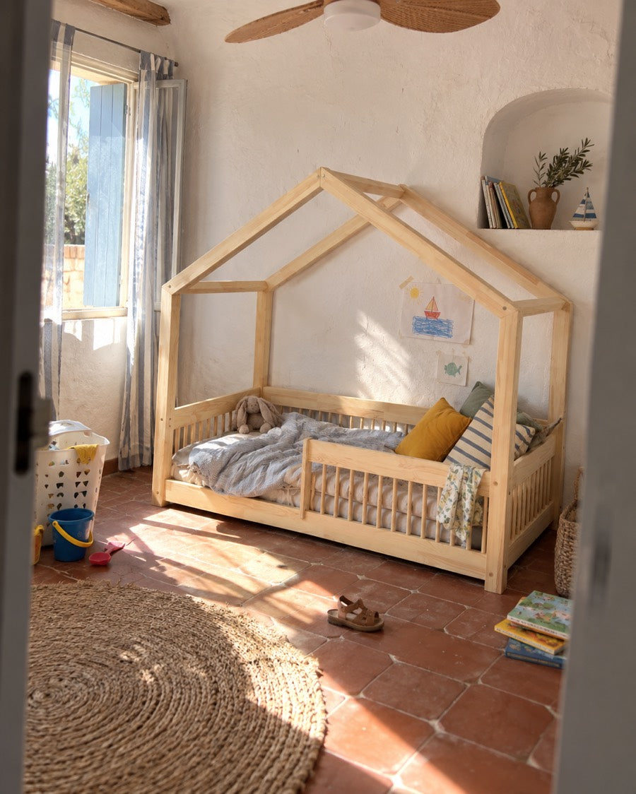 Lit cabane en bois clair dans une chambre aux tomettes