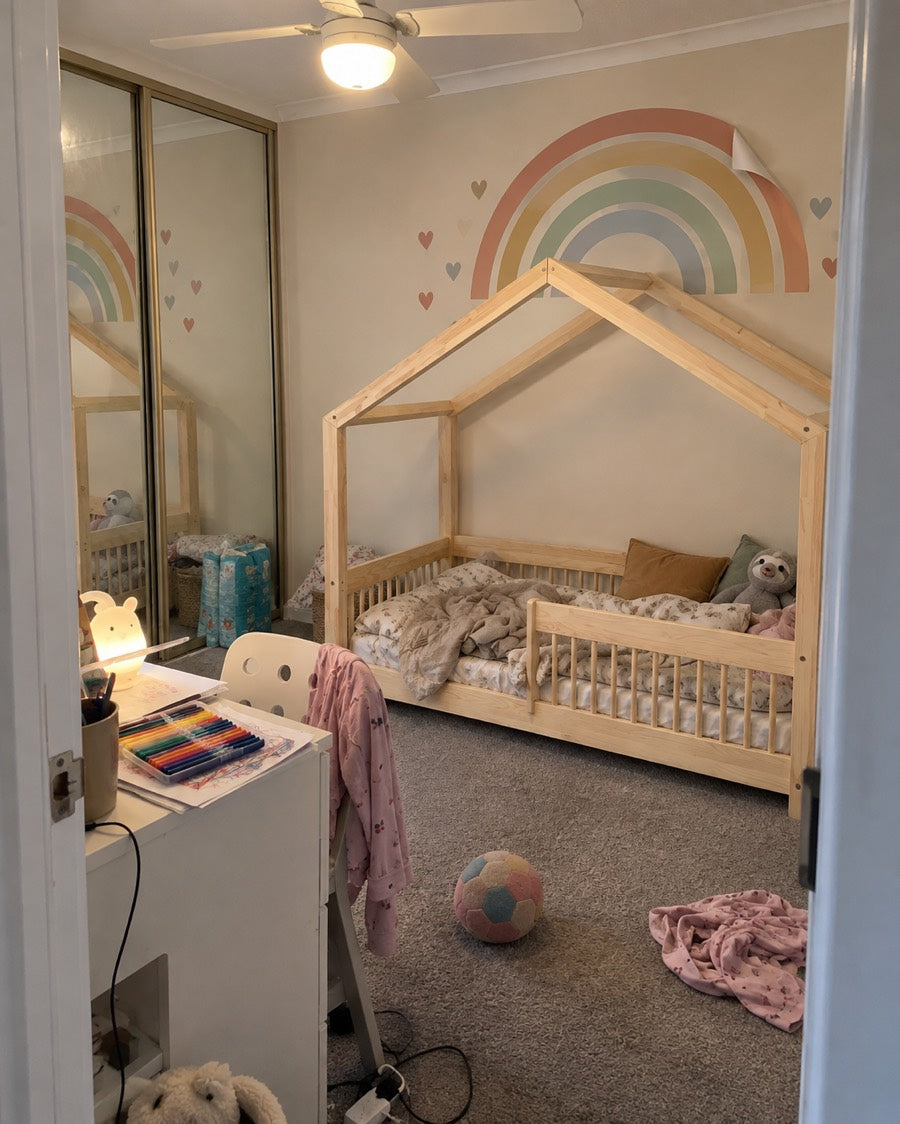 Lit cabane dans une petite chambre avec des jouets du quotidien