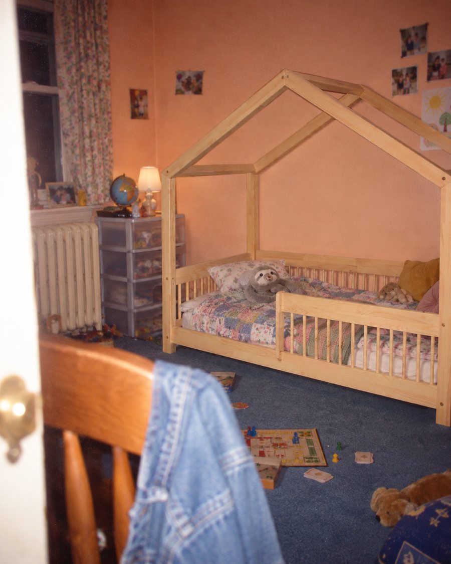 Lit cabane photographié au flash dans une chambre pêche et bleue