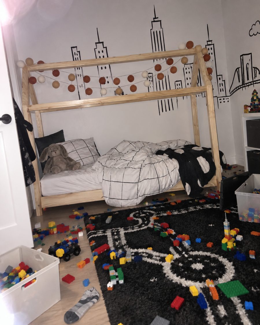 Lit cabane dans une chambre graphique avec des jeux de construction
