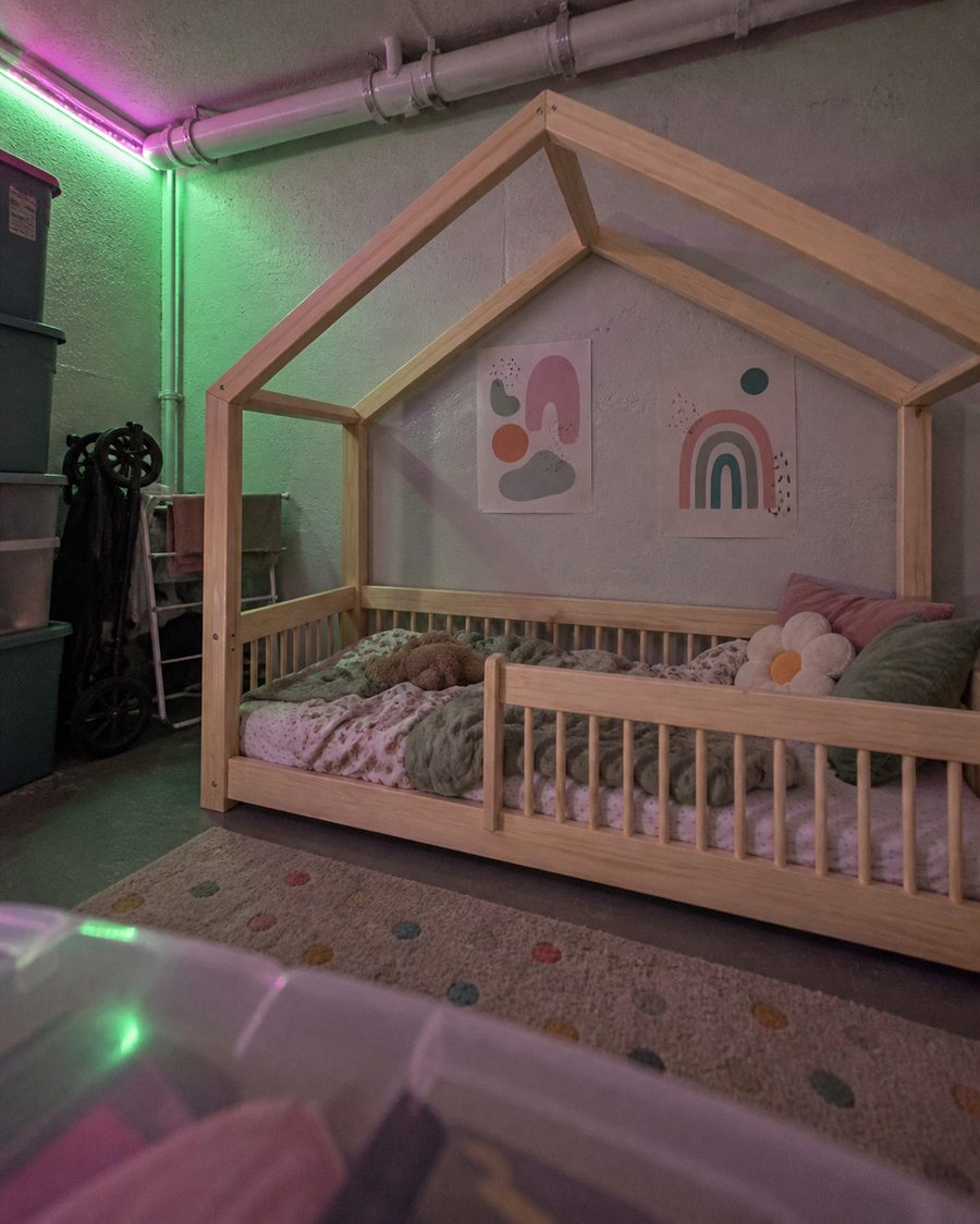 Lit cabane dans une chambre aménagée au sous-sol