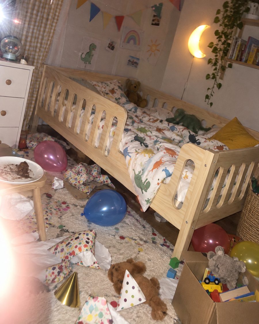 Lit enfant dans une chambre encore en désordre après une fête