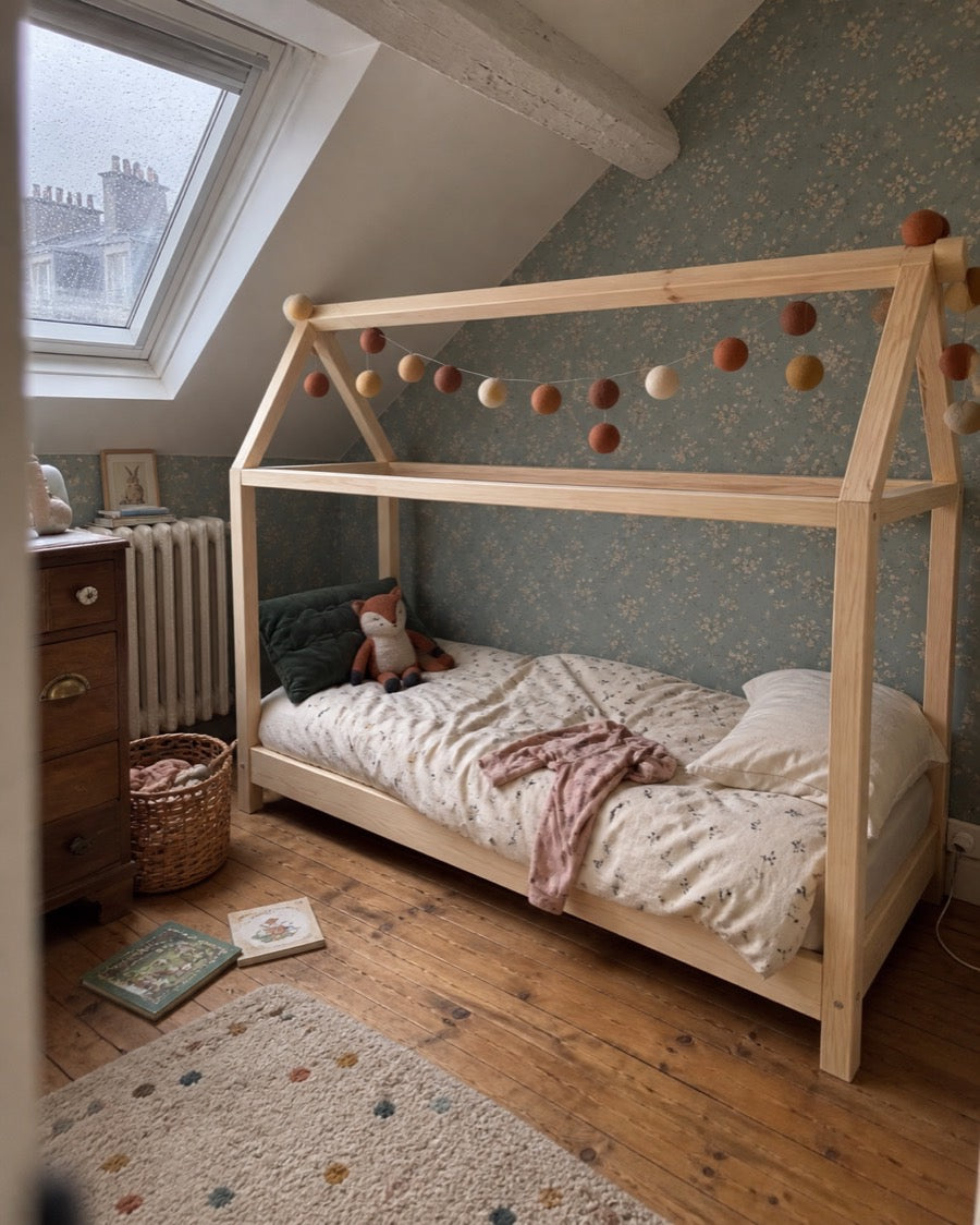 Lit cabane en bois clair dans une chambre familiale au coucher