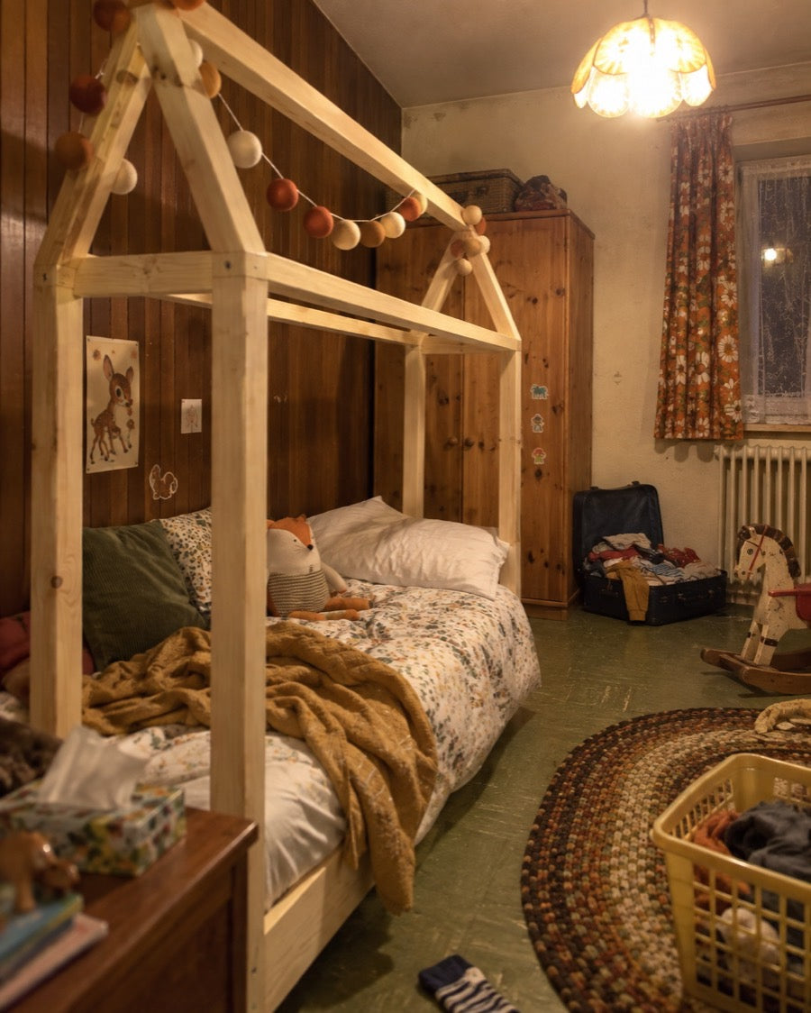 Lit cabane décoré dans un coin lecture enfant