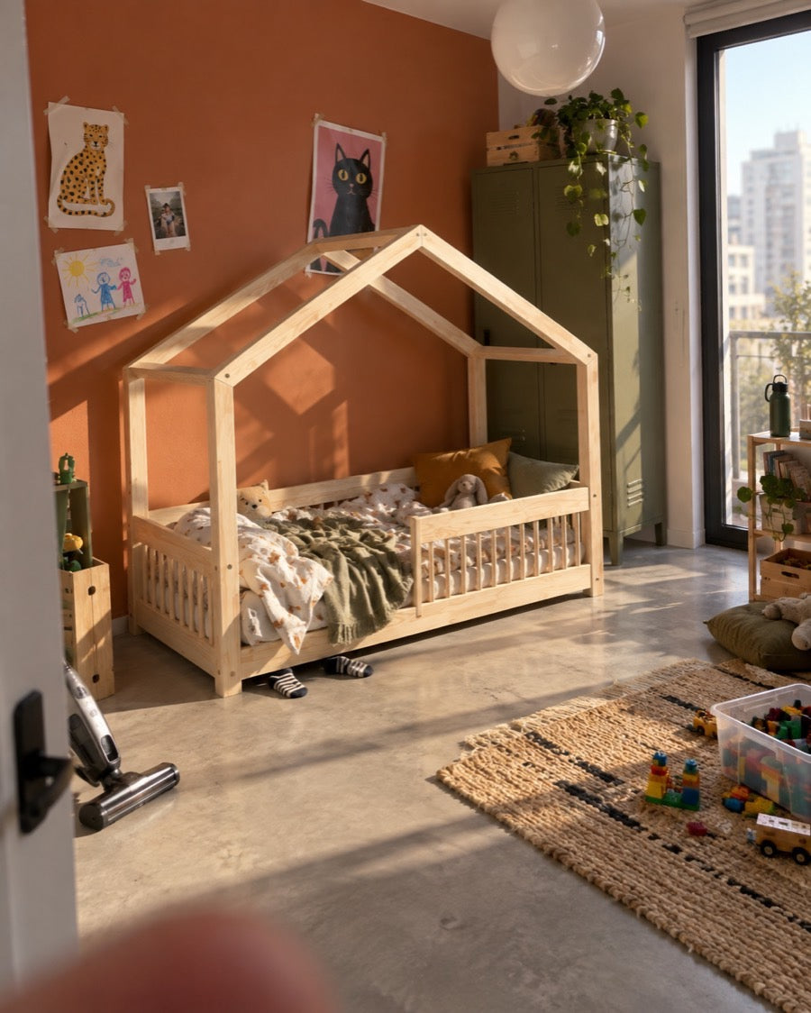Lit cabane bas dans une chambre enfant lumineuse